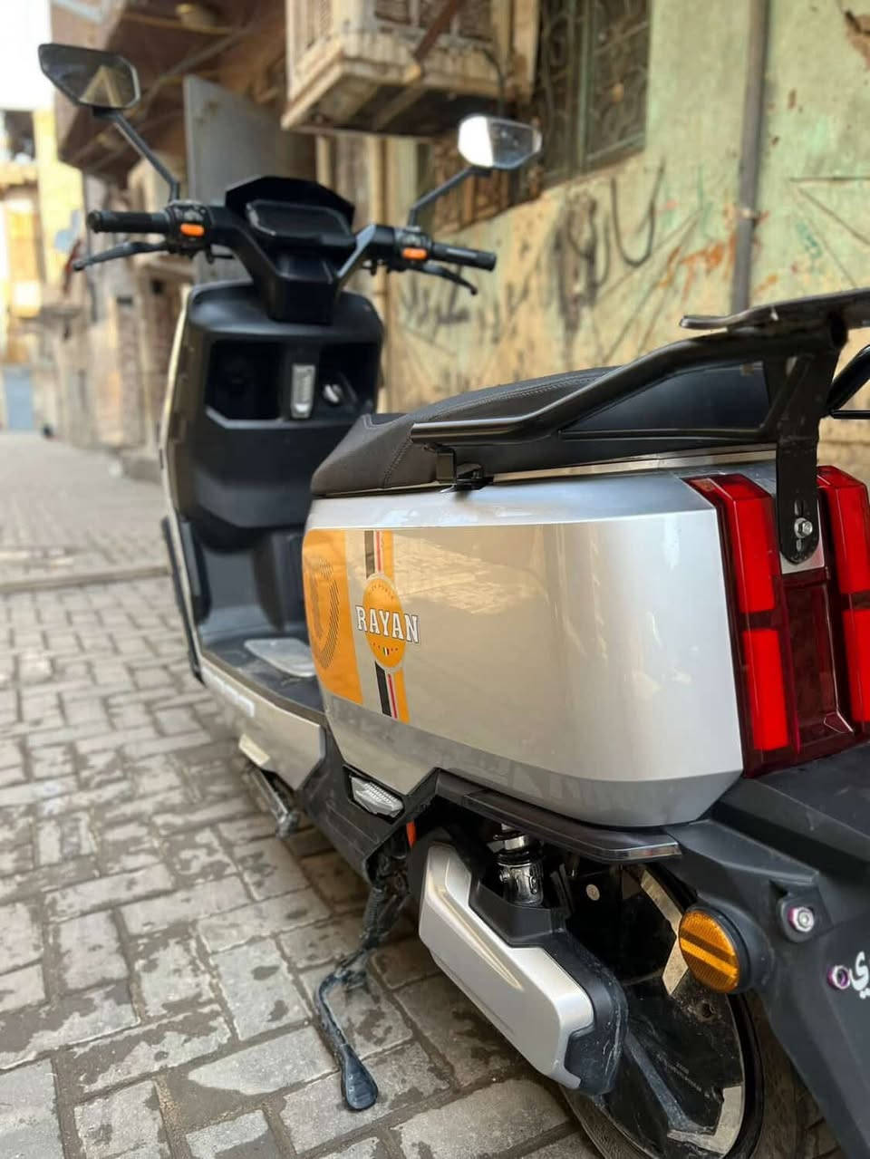 دراجه شحن الريان لون رصاصي الموصفات دبل إشاره عالي ناصي 6بطاريات بقدرت 72 فولت و35 أمبير دراجه جديده زاغ مابيه  تحتوي على 3سرعات مختلفه مكابح هيدروليكية  نضام تشغيل بصمه ملف 2000 السعر 850 وبيه مجال رقم ***********
