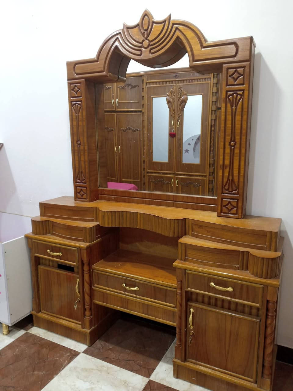 سلام عليكم ورحمة الله وبركاته غرفة اخشاب للبيع نظيفة مثل ما موضحة بالصور *********** اتصال واتساب موجود
