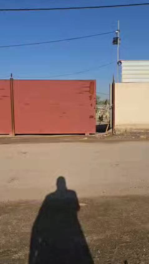 السلام عليكم دونم للبيع طابو صرف سند 25 تحويل مباشر مسيجه من كل الجوانب  تشمل كافه النخيل 
وتتوفر كافه الخدمات العنوان شارع 100شارع الرابط بزل حجي علي قريبه جدا عالشارع للاستفسار 
***********
***********
أو زياره مكتب 🛣️ السور الامين شارع 100قرب مدرسه الطفوف
