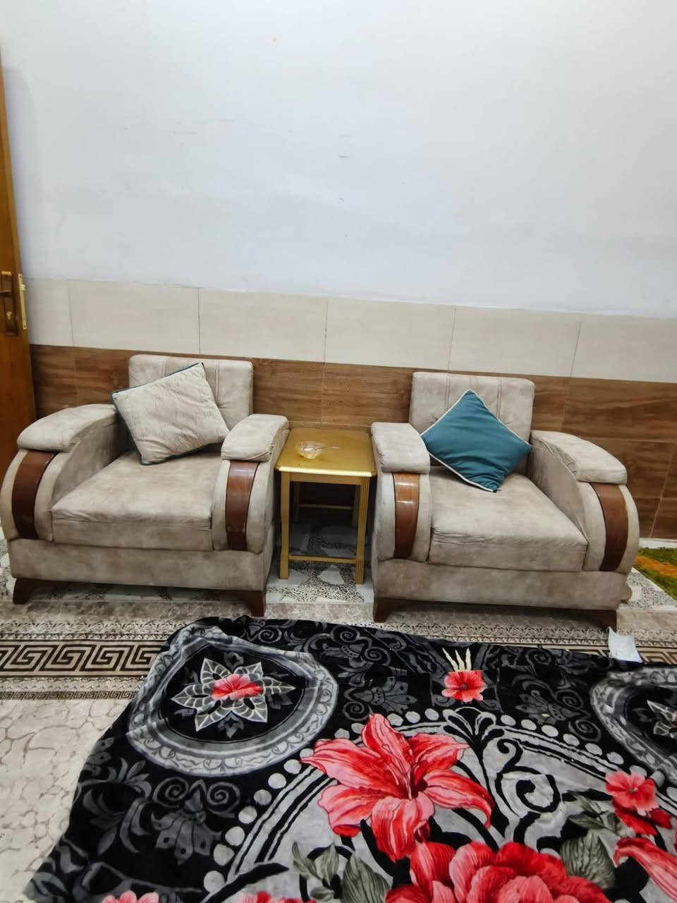 للبيع اغراض بيت نضيفات جدا مكاني حي الجهاد ***********
