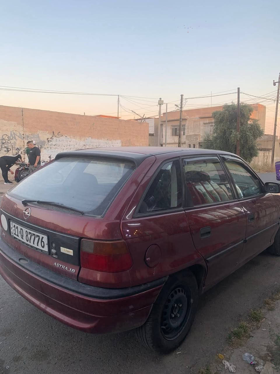 السلام عليكم
اوبل استرا موديل 1992
رقم بغداد الدولي شرط التحويل 
بيها الجاملغين الورا صبغ 
طخم تايرات جديد 
باتري جديد 
شادلها شاشة 
اي نقص او مصرف مابيها 
مكانها موصل الايمن 
للتواصل ***********
السعر ٤٨
