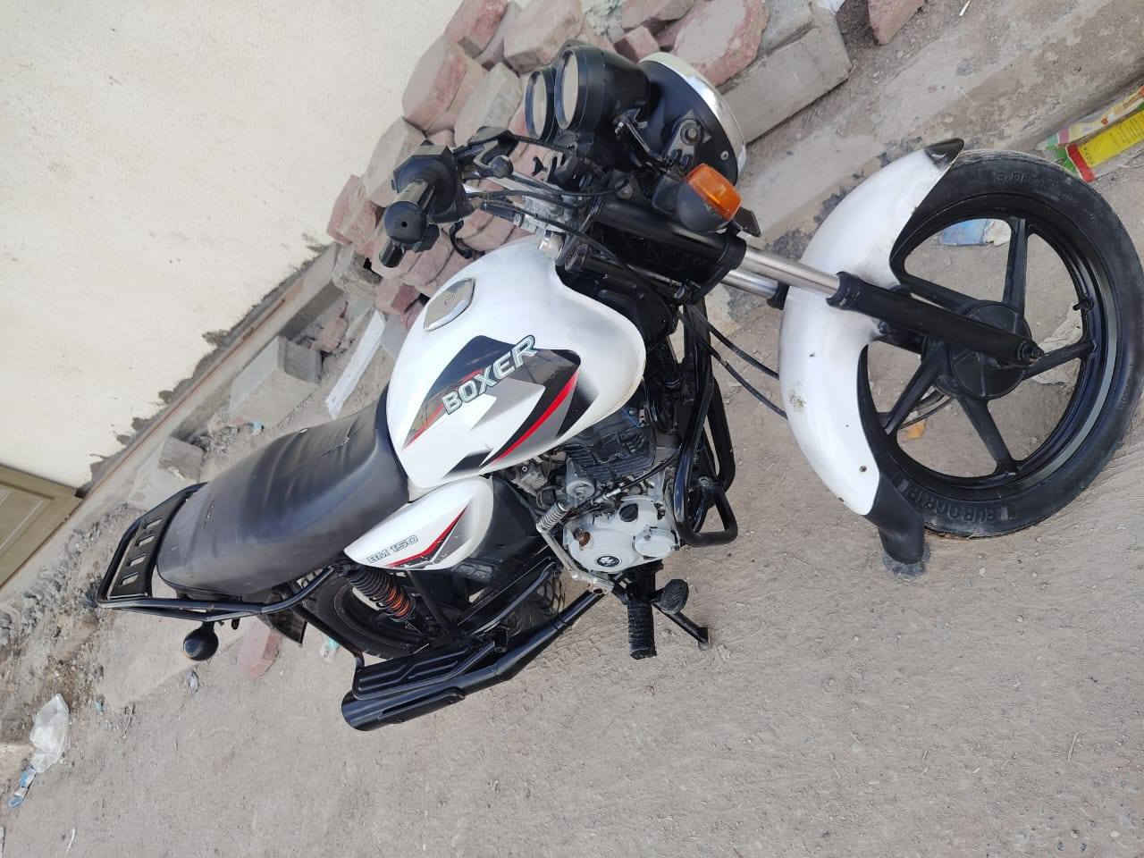 سلام عليكم دراجه بوكسر موديل 2023 مكفوله مكينه مامفتوحه دراجه حيل حلوه بس عوزه ترتيبات بسيطه بيه سنويه بس مابيه رقم شاصي ابيع ادوات عنوان بصره كرمه علي لتواصل *********** سعر 1100او بيه مجال
