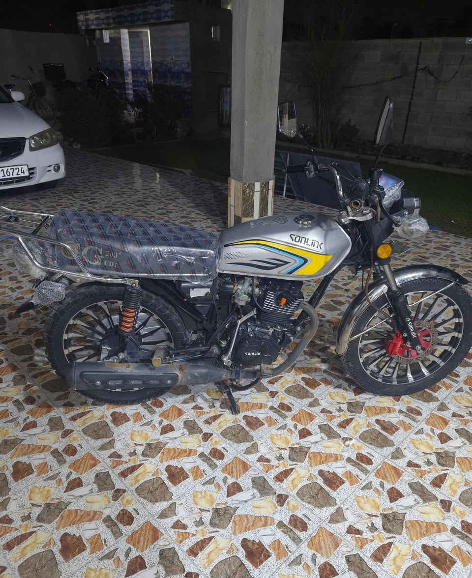 دراجه ايراني للبيع 
2025.اوراق كامله. 
نقصها صفاحيه يمنه .
مكاني جزيره البذياب. 
الدراجه نضافه فول تجي وتشوف بعينك .
السعر. 850.وبيها مجال شويه
للتفاصيل اكثر الاتصال. ***********
