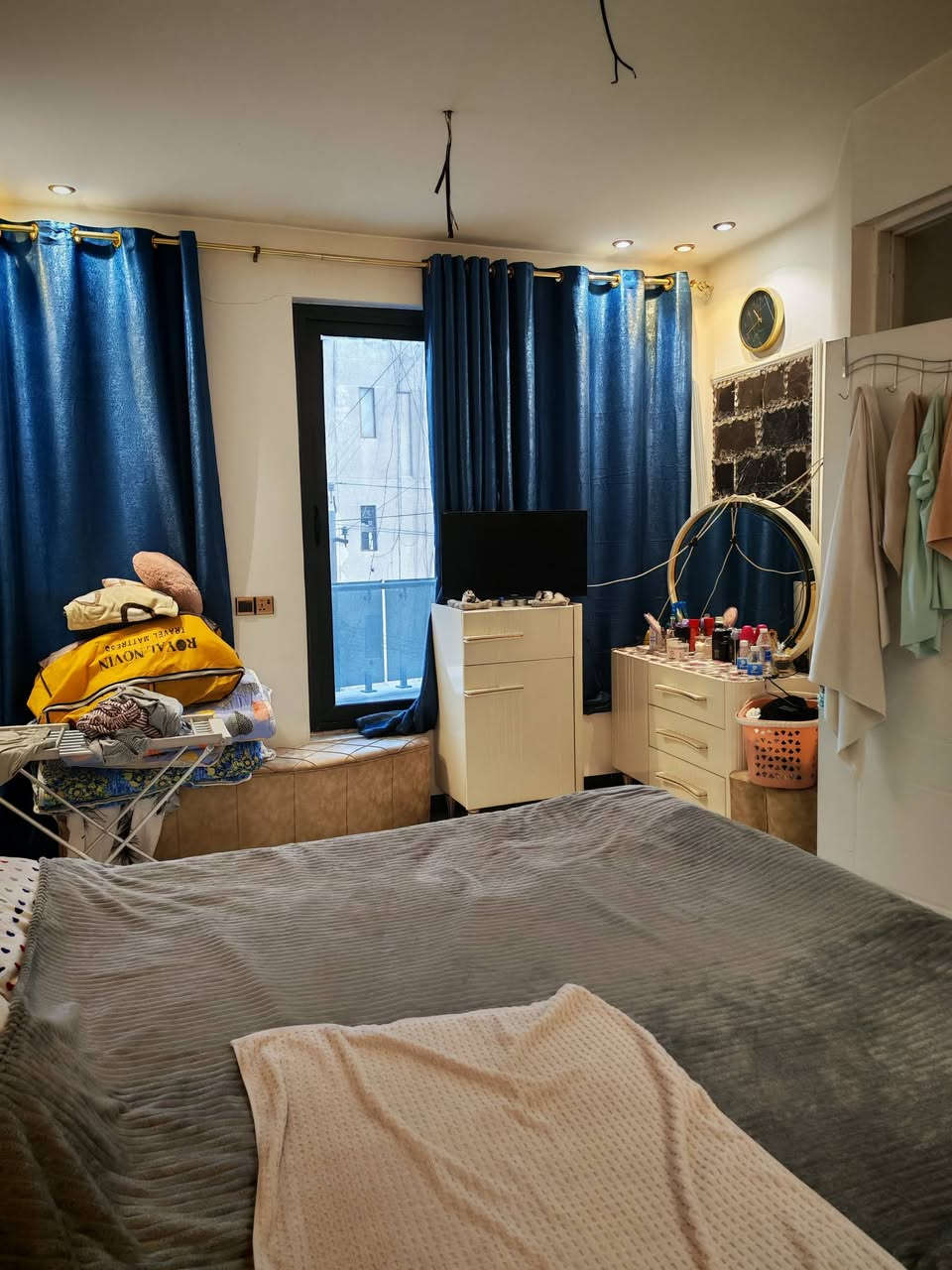 مشتمل مؤثث غرفه وصاله ومطبخ مليون ثلاث اشهر معه تىمينات شهر واحد ***********
