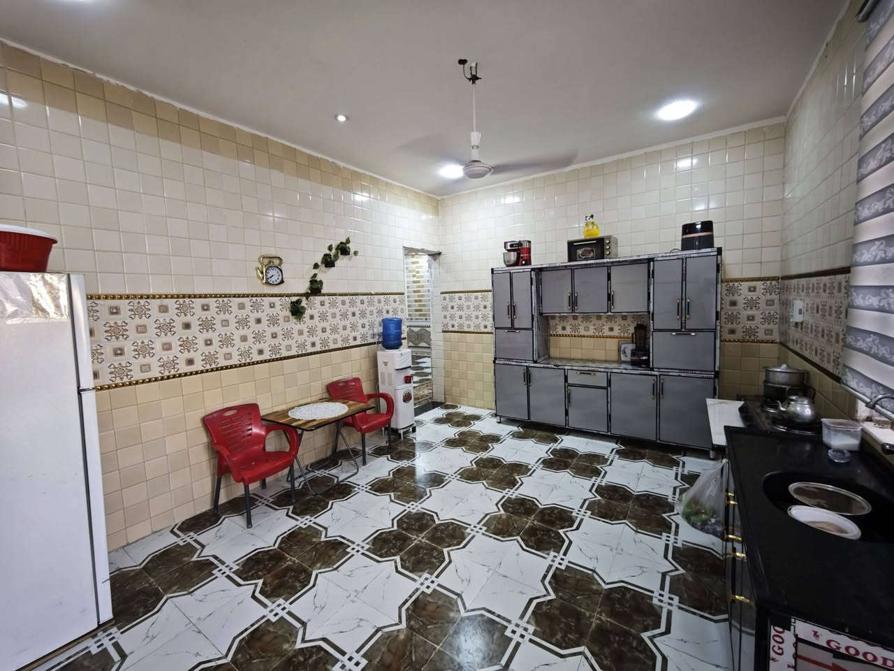 🏠 دار للبيع 
رقم معامله كامله قرار 20 (موقع مميز) 🏠
المساحة: 200 متر 📐.
البناء: طابق واحد (بناء كونكريت) 🏗️.
📍 الموقع: ميسان - حي الغدير الثانية (قرب شارع 50 ) 🛣️.
📋
استقبال واسعة للضيوف 🛋️.
صالة داخلية مريحة 🏠.
غرفتين نوم (2) بنظافة ممتازة 🛏️🛏️.
مطبخ مجهز 🍳 + مجموعة صحيات كاملة 🚿.
طرمة كبيرة جداً (تتسع لسيارة وجلسة خارجية) 🚗🍀.
💰 السعر المطلوب:
94 مليون دينار عراقي 💵.
📞 للاستفسار والتواصل:
يرجى الاتصال على الرقم التالي:
*********** ☎️🤳 كوله من طرف مندوبه ليان امانه
