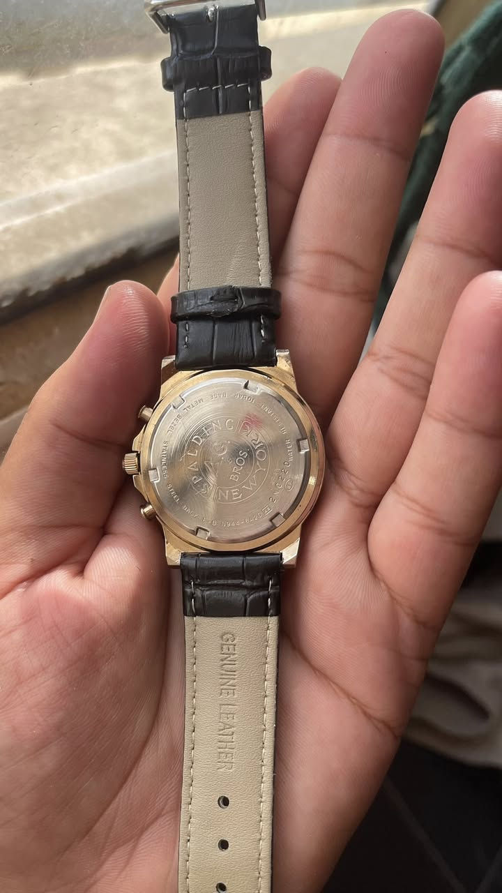 ساعة A.G. Spalding & Bros New York الأصلية
تصميم كلاسيكي 

* كرونوغراف (ساعة توقيت)
* منبّه Alarm
* توقيت مزدوج Dual Time
* مؤشر 24 ساعة
* مقاومة للماء حتى 10 BAR
* ماكينة يابانية دقيقة


**إذا كنت صاحب هذا الإعلان وتريد حذفه لأي سبب، رجاءا أرسل رسالة إلى الدعم الفني**