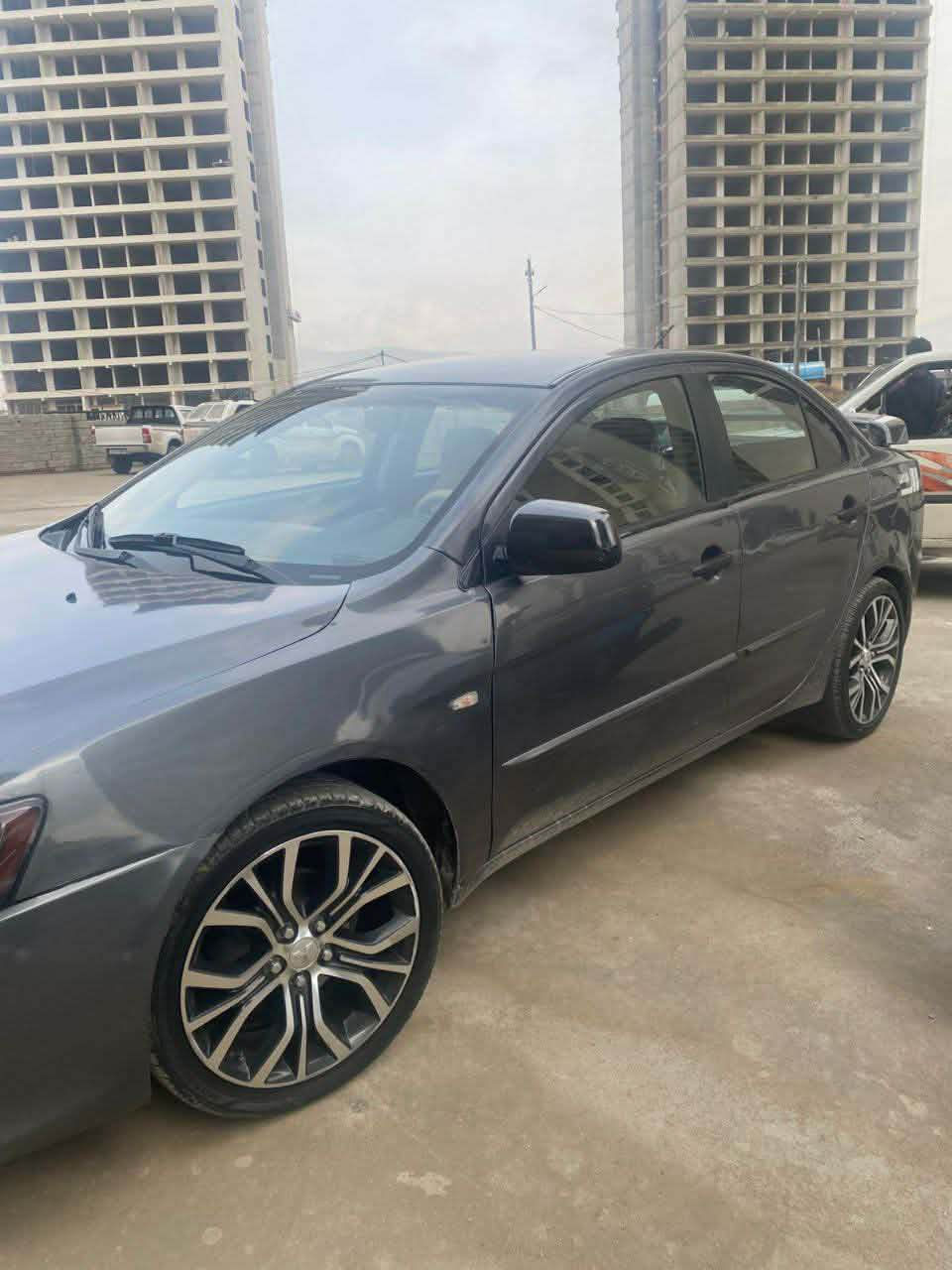 لانسەری قرش 
مۆدێل ٢٠٠٨
ناوزەرد 
مەکینە ٢٠ 
سەیارەکە کامل بۆیاخە لەسەر کاڵبونەوە 
سعری ٦٨  معامەلە

0770 903 5656 السليمانية, العراق
