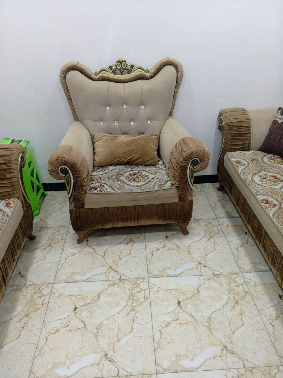 البيع تخم ٧ مقاعد العنوان الكريعات ***********
