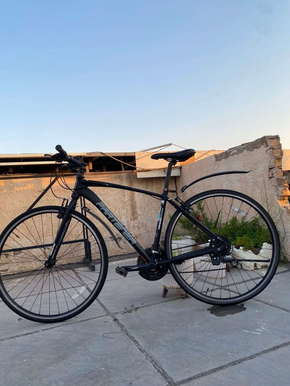 سلام عليكم بيع 
دراجة هوائية ترحال المسافات الطويلة Decathlon c700. (Hybrid) 💯🚲
غنيه. عن تعريف ☑️
معدن. بل كامل اللمنيوم ✔️

دراجه. نظافته 87‎%‎
يدات بريك امامي. خلفي. من ماركه شيمانو اصلي ✅
قبظات مايبيلك لبلادي اصلي ✔️
ماشه للمنيوم.  بل كامل 💯
مكينه. خلفي. 8\3
مكينه خلفي شيمانو اصلي. ✅
مكينه. امامي. شيمانو. 
بدال امامي من ماركه شيمانو اصلي. ☑️
مخدات. بيسكل. امامي. خلفي (FLINGER)اصلي 
جملاغات. بيسكل. اصليه من ماركه (FLINGER) اصلي
بطيخات ويل. كله بلاديه واصلي. ماركه عالميه. ✅💯
عكرب. من ماركه. (ACERA)شيمانو اصلي ☑️

بيع او مراوس. 
السعر خاص 
لاستفسار. خاص او رقمي واتساب ***********☎️
يوجد توصيل جميع محافظات عراق 🚚
