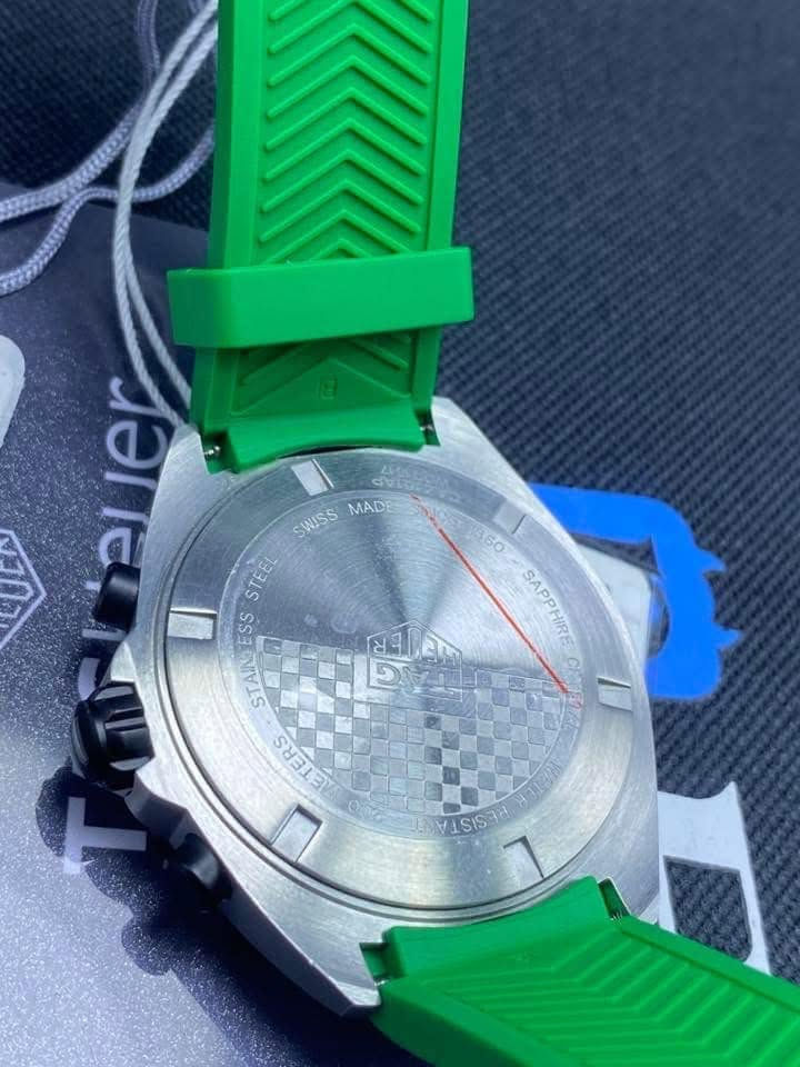 يبلغ سعر ساعة TAG Heuer Formula 1 Chronograph (الموديل الأخضر CAZ101AP.FT8056) الرسمي حوالي 2,350 دولاراً أمريكياً.أما متوسط أسعارها الفعلي في الأسواق والمنصات العالمية فيتراوح كالآتي:السعر لنسخة جديدة بالكامل: يتراوح بين 1,850 إلى 2,100 دولار أمريكي (حسب خصومات المتاجر المعتمدة).السعر لنسخة مستعملة (بحالة ممتازة): يتراوح بين 1,450 إلى 1,750 دولار أمريكي.السعر التقريبي بالعملات المحلية:الدينار العراقي: حوالي 2,450,000 إلى 2,750,000 دينار.الريال السعودي: حوالي 7,000 إلى 8,000 ريال.الدرهم الإماراتي: حوالي 6,800 إلى 7,700 درهم.(ملاحظة: تختلف الأسعار قليلاً بناءً على تكاليف الشحن، الضرائب المحلية، وما إذا كانت الساعة تأتي مع علبتها والأوراق الثبوتية الأصلية كاملة).إذا كنت تبحث عن شراء الساعة أو ترغب في التحقق من القطعة التي تملكها، هل تود أن نناقش طرق التمييز بين الساعة الأصلية والتقليد؟قد ‭***********‬ الي يريد يدخلي خاص وبيه مجال واتساب فقط

