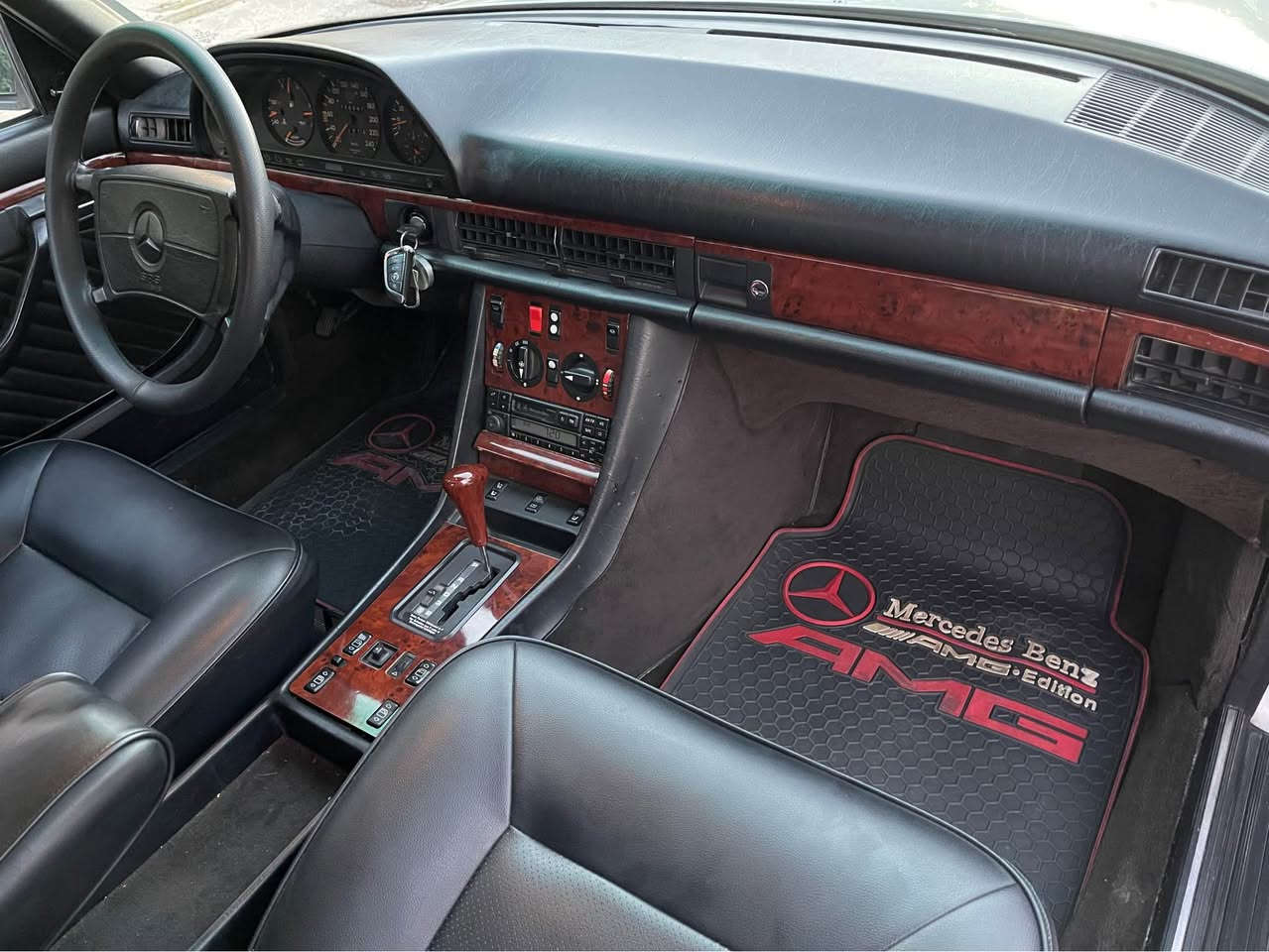 للبيع مرسيدس 300 se موديل 1990
كير ومحرك بلاد المحرك قبغ اسود 
منظومه تبريد جديد 
برده خلفيه كهرباء بلاديه وبردات مسرح
صبغ عام درجه اولى 
سنويه بأسمي هزه ورقم جديد 
مكان سياره بغداد السيديه 
السعر 143 مجال بسيط 
*********** بغداد, العراق
