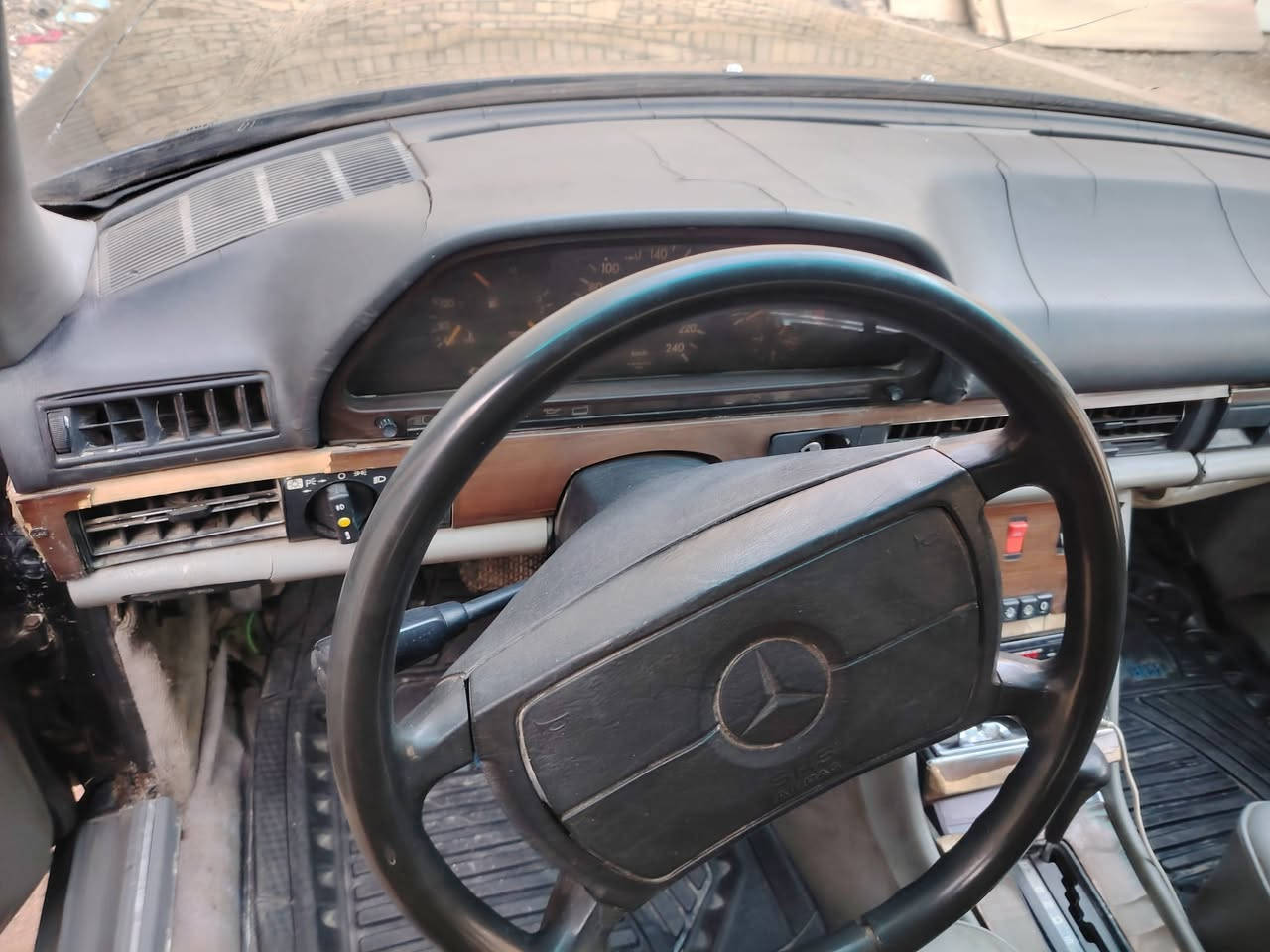 السلام عليكم مارسدس رأسي باب طويل مصبوغة عام الفتحة ملغية بية معجون محرك أو كير ابلادي ٦سلندر عنكبوت قبق أسود بأسمي رقم انكليزي لل ٢٩ موديل ٨٦ السيارة حلوه خير من الله محرك صار شهر من بدلة مال وارد السيارة نقصة بس الحدادية الأمامية تعبانة السعر ٥٠ أو بيها مجال موبايل ***********
