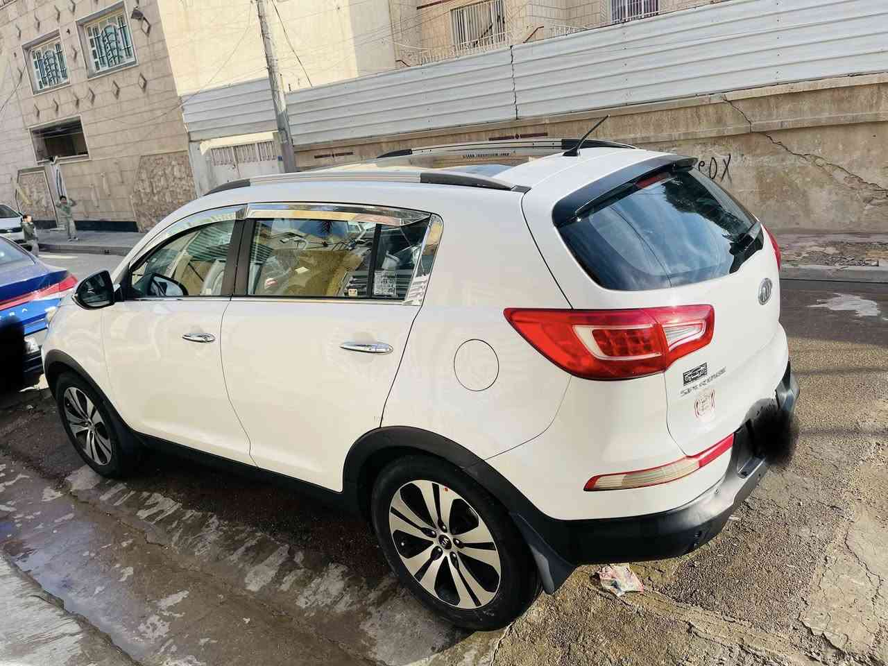 سبورتج للبيع موديل 2011 فول عده البصمه
داخل جديد 
مكنيه جديد
كامره وحساس خلفي 
سياره بدون صبغ
فقط دعاميات صبغ 
بيها مكانات بارد 
مكاني بغداد الكرخ
اتصال خط او واتساب 
***********
