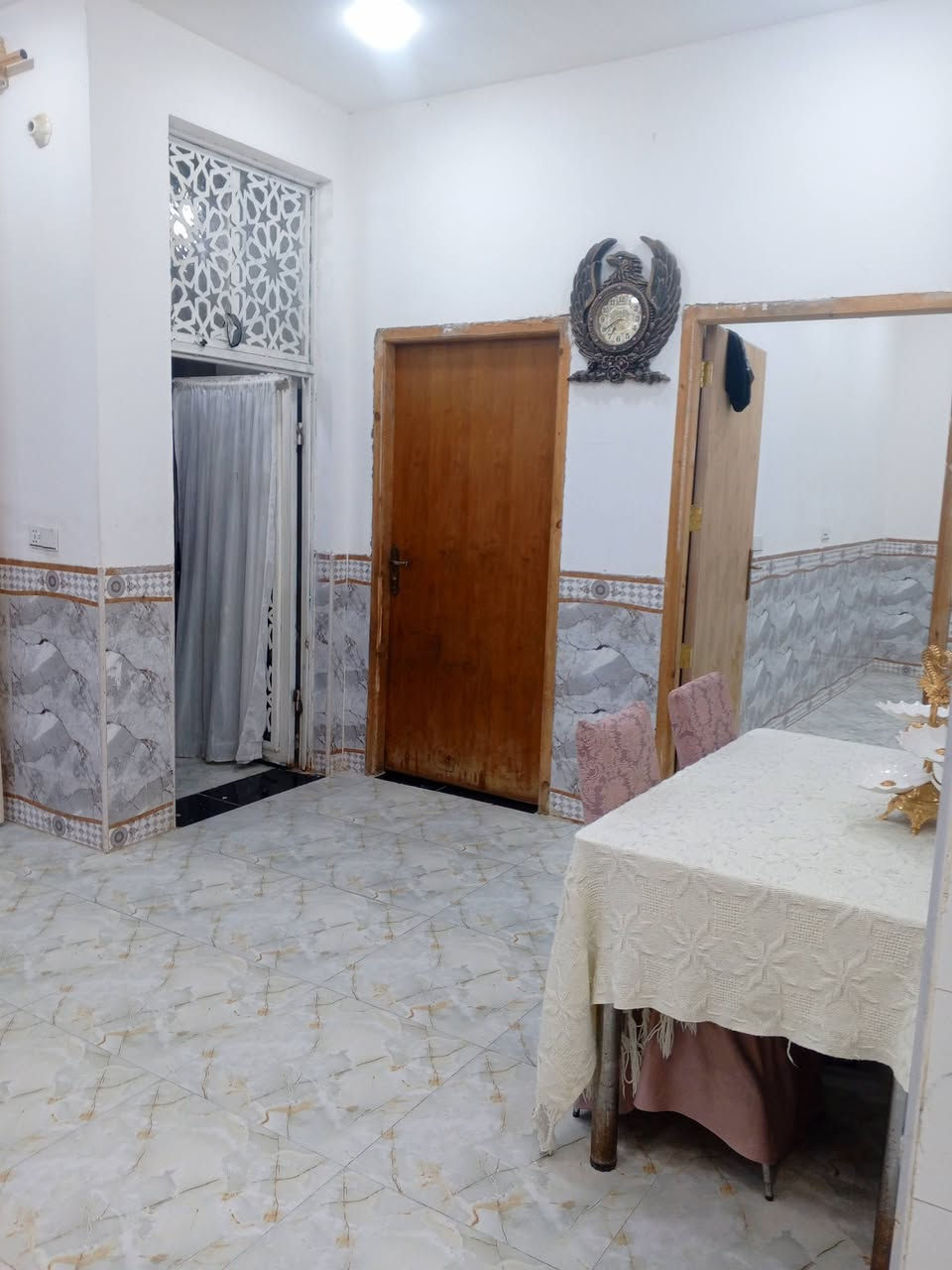 للبيع المساحه 200متر
طابق واحد الكوت الجديده شارع بيت حايف
يبعد ع شارع بغداد 300متر السعر 115وبي مجال 
للاتصال ***********
