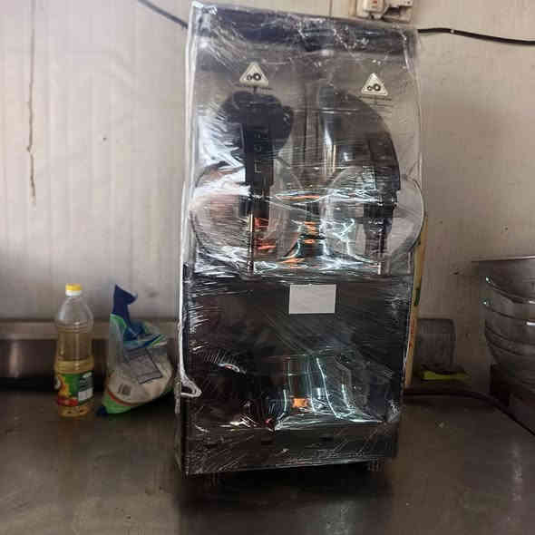 السلام عليكم براد + مكينت شلاش لبيع ثنينهم جدد ستعمال قليل  الله يشهد ابد ما طابات تصليع  عنواني بغداد الشعله جسر الشعب ***********
