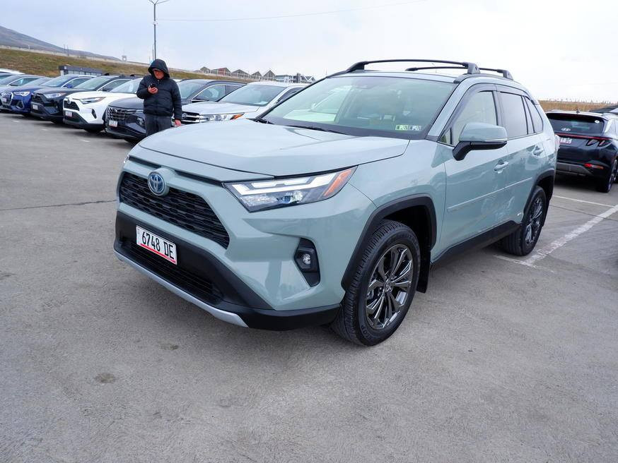 السيارة للبيع من جورجيا تبليسي العاصمة الجورجية 🇬🇪
تويوتا RAV4 2.5 موديل 2024
المسافة المقطوعة: 14,400 كم / 9,000 ميل
المعروضة بالسعر جورجيا 168ورقة 

نوع الهيكل: سيارة رياضية متعددة الاستخدامات (SUV)، الحالة: جيدة، نوع المحرك: هجين، سعة المحرك: 2.5 لتر، الدفع: رباعي، عدد الأبواب: 4/5، عدد المقاعد: 4-5، اللون الخارجي: رمادي

فتحة سقف، ناقل الحركة: أوتوماتيكي، عجلة القيادة: يسار، هيدروليكية  مشغل، نظام منع انغلاق المكابح (ABS)، نظام الثبات الإلكتروني (ESP)، وسائد هوائية: 1، قفل مركزي، نظام إنذار أمني، مانع تشغيل المحرك، نوافذ كهربائية، مقاعد جلدية، مقاعد مدفأة، مكيف هواء، نظام تحكم مناخي ثنائي المناطق، الخامة: جلد، اللون: كريمي، مساعد ركن السيارة، نظام ملاحة، كمبيوتر رحلات، مثبت سرعة، عجلات معدنية، مصابيح زينون أمامية


**إذا كنت صاحب هذا الإعلان وتريد حذفه لأي سبب، رجاءا أرسل رسالة إلى الدعم الفني**