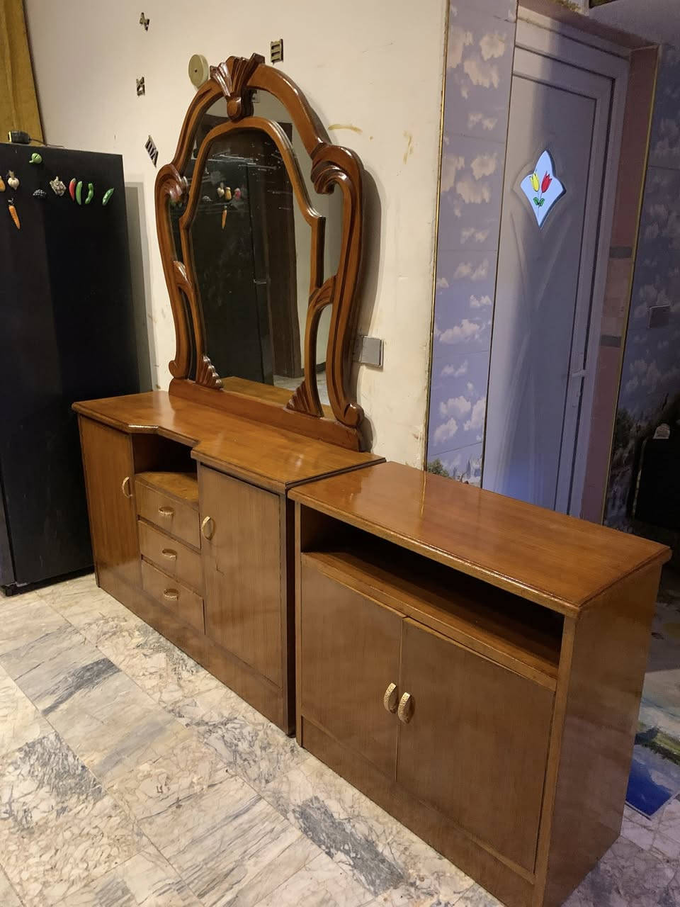 من رخصت مدير محترم الغرفه خمسه بيبان صاج تكمه درجه اولى خشب ثقيل ضهر جرجوبه نضافتهه 100‎%‎ استعمال سنه ونص تخت جربايه بلوك ثكيل الغرفه نضيفه جدا اي ضرار ماكو السعر 600 رقم هاتف *********** بغداد مكلفه بالنشر اتصال عل رقم فقط
