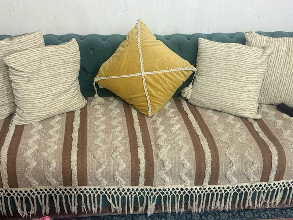 سلام عليكم 
عندي تخم 7 مقاعد للبيع 
نظيف ومراتب 
سعرة ب700 وبي مجال 
مكاني كريعات 
 واتساب بي الرقم ***********
