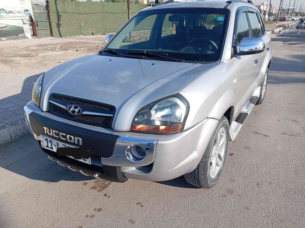 سلام عليكم توسان موديل 2009 بسمي هزه وسنويه جديده كوريه بيهه بابتين مبدله بلاديه بدون صبغ الكفرات لبلاستك مصبوغه بس جاهزه كلشي شغال مواصفاتهه معروفه سونار مرفوق معه صور السياره مكينه 4سلندر رقم بغداد مكان السياره بغداد البنوك قرب مستشفى  الشعب الجديده سعر 107تصال *********** سيد حميد
