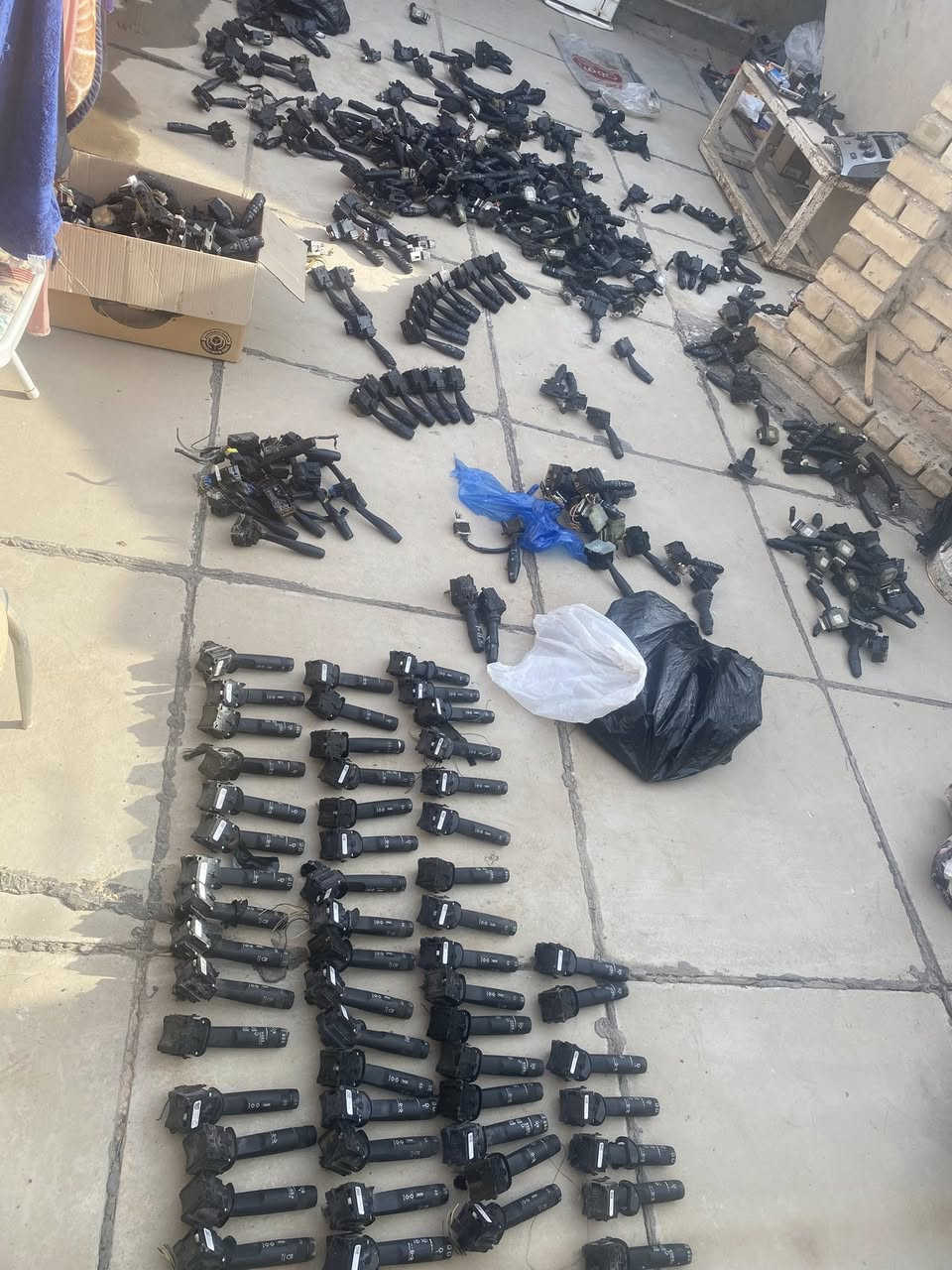 يدات. لايت وجام تفصيخ كوري ياباني صيني امريكي يباع جمله سعر القطعه 2000 دينار اقل عدد 50 قطعه مشكل يوجود توصيل لكل العراق سعر المفرد يختلف حسب القطعه. 
***********
