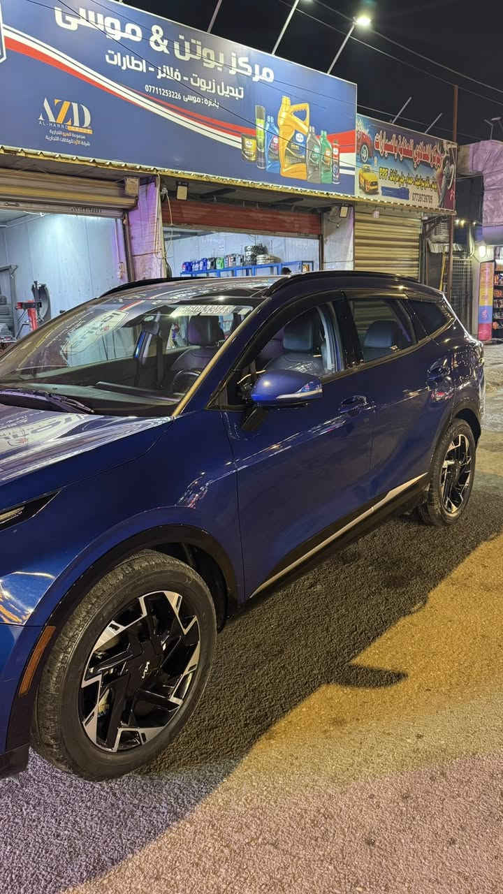 Kia sportage Sx  Prestige 2023 from USA
السيارة امريكية ضربتها جاملغ ( بدلته غير لون و صبغته ) و الباب ضربه بسيطة عكس جهة السايق

عجلات 19 بوصة – تصميم Gloss Black أنيق.  ￼

 مصابيح LED أمامية وخلفية مع أضواء ضباب LED.  ￼

 زجاج بحماية من الشمس (Solar control glass).  

مقاعد أمامية مبردة ومُدفّاة (Ventilated & Heated seats).  ￼

 عجلة قيادة مُدفّأة.  ￼

 مقعد أمامي كهربائي قابل للتعديل (8 اتجاهات)

نظام مراقبة البقعة العمياء (Blind-Spot View Monitor). كاميرا 360 درجة (Surround View Monitor) تساعد في الرجوع والركن.  ￼

 شاشة عرض معلومات وملاحة عالية الوضوح (عادة 12.3″ في الفئة الكاملة).  ￼

 نظام صوتي ممتاز (مثل Harman Kardon )

مساعدة ركن السيارة وأجهزة استشعار أمامية وخلفية.  ￼

 مساعدة تجنّب التصادم عند الرجوع.  ￼

 أنظمة مساعدة السائق الذكية (مثل Cruise Control الذكي والقيادة على الطرقات السريعة)

السيارة استيرادي الخاص .

للتواصل على حساب الفيس

او على الرقم***********
