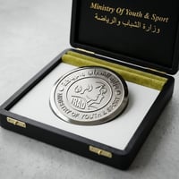 بوكس جلد اصلي مع قرص معدني ستيل بالكامل اعتقد درع تكريم  او شيء من هذا...