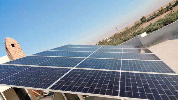 🔋 إنجاز جديد لمكتب روژ للطاقة الشمسية في #بعشيقة
🗓️ الاربعاء 3_11_2025
بفضل الله وبدعمكم المستمر، يسرّ مكتب روژ للطاقة الشمسية أن يعلن إكمال مشروع تحويل منزل ابو روناك إلى منظومة طاقة شمسية متكاملة توفر كهرباء مستقرة على مدار الساعة 🌞، مع نظام تشغيل وإدارة كامل عن بُعد.
🚀 مواصفات المنظومة المنجزة:
🔸 ألواح شمسية 600 واط عدد 10 – ضمان 12 سنة – شركة Allolla 
🔸 بطاريات ليثيوم 15 كيلوواط × عدد 1 بسعة 300 أمبير – ضمان 5 سنوات – شركة Allolla – أكثر من 10,000 دورة شحن
🔸 إنفرتر 6000 كيلوواط هابيرات  – قطعة واحدة – شركة Allolla – ضمان 5 سنوات
🔸 قدرة تشغيل مستمرة:
    • نهاريًا: 20 أمبير
    • ليليًا: 15 أمبير
🔋 استغناء تام عن المولدة
يأتي هذا الإنجاز ليؤكد التزام مكتب روژ للطاقة الشمسية بتوفير حلول طاقة متجددة موثوقة وآمنة تلائم المنازل والمشاريع التجارية على مدار الساعة، مع أعلى مستويات الجودة.
🌍 عناوين المكاتب:
📍 بعشيقة – حي الربيع – قرب كافتيريا الربيع
📍 شيخان – مفرق شيخان – قرب مطعم عنتاب
📍 سنجار – سنوني
📞 للاستفسار والتواصل:
المهندس قيدار: *********** – ***********
سلام سلو: *********** – ***********
📲 تابعونا على صفحة مكتب روژ للطاقة الشمسية لمشاهدة المزيد من الإنجازات والتحديثات.
#الطاقة_الشمسية #مكتب_روژ #طاقة_نظيفة #نينوى #العراق #بعشيقة #شيخان #سنجار #دهوك #الموصل #طاقة_متجددة #الاستدامة #روژ_تبدع #باعذرة #كوردستان
