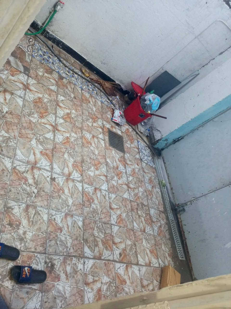 بيت للبيع بسعر مناسب75متر طابقين 3 غرف نوم واستقبال وصاله ومطبخ وصحيات حي الامين بشارع سيد حسين ابو الانشائيه قريب للشارع العام للاستفسار واتساب ***********
