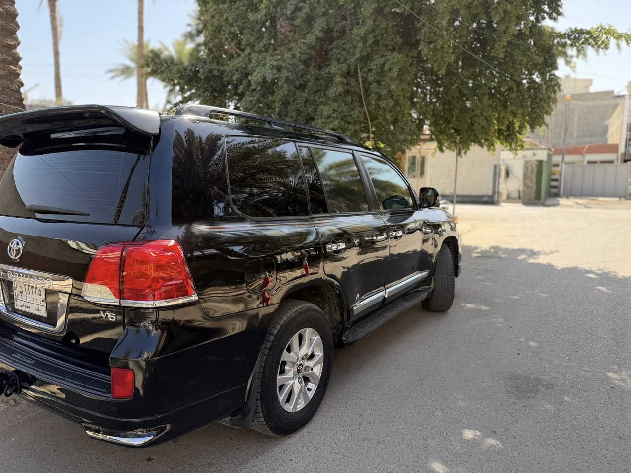 سلام عليكم للبيع لاندكروز 2012 فول واحد علا واحد محرك 6 سلندر فتحه بصمه تحكم جهتين وباقي المواصفات معروفه السياره مابيها اي نقص رقم بغداد بسمي بيها صبغ بابين مكان بغداد لاستفسار  
*********** /// ***********
