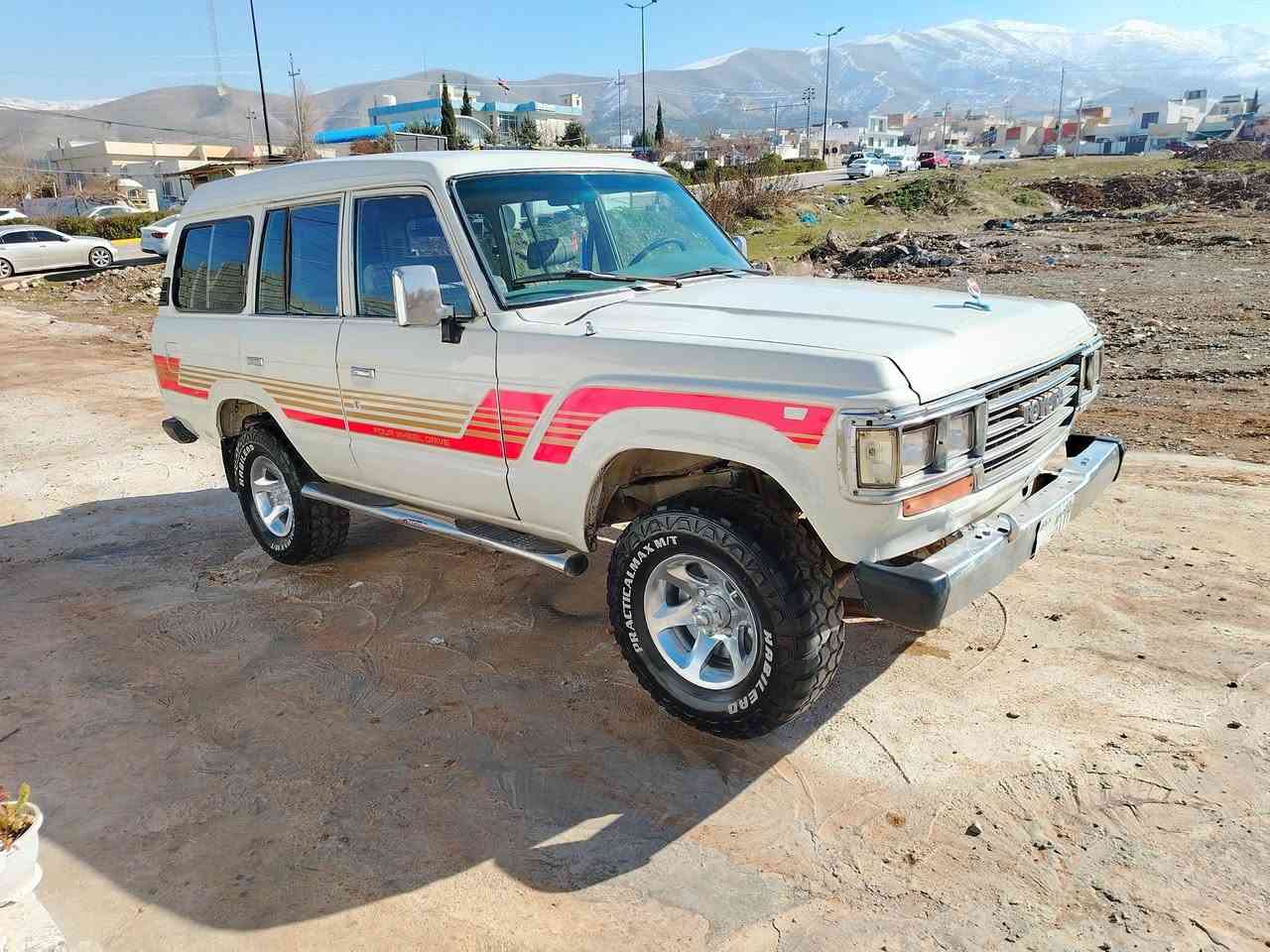 دكس ١٩٨٧ مه كينه 3Fئا رم بلا ستيك سليماني به شه رتي كير و مه كينه ده بل ئه كسل بي مه سرو ف هه مو كيجه كا ني ئيش ده كات جوا ر تا يه جه بلي 25كه لا *********** هه لبجه شه هيد ***********
