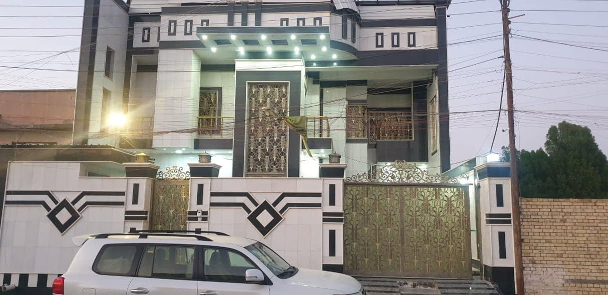 بيت للبيع طابقين الجبيبه قرب تايم سكوير مساحة 330متر
يحتوي على 5غرف منام موزع كبير وستقيال وديوان ومطبخ وصحيات اوكراج بناء حديث درجى اولى  شارع فرعي للاستفسار واتساب فقط ***********
