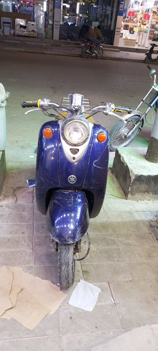 السلام عليكم دراجة عبد الحليم للبيع دراجه كامله ما ناقصة اي شي كهربائيات كلشي شغال  عوزه بس باتري دراجه مفتوحه مرتين ومشروكه مره ويه التجفيت السعر 250وبيه مجال رقم التلفون *********** مكاني العمارة قرب الكنيسه
