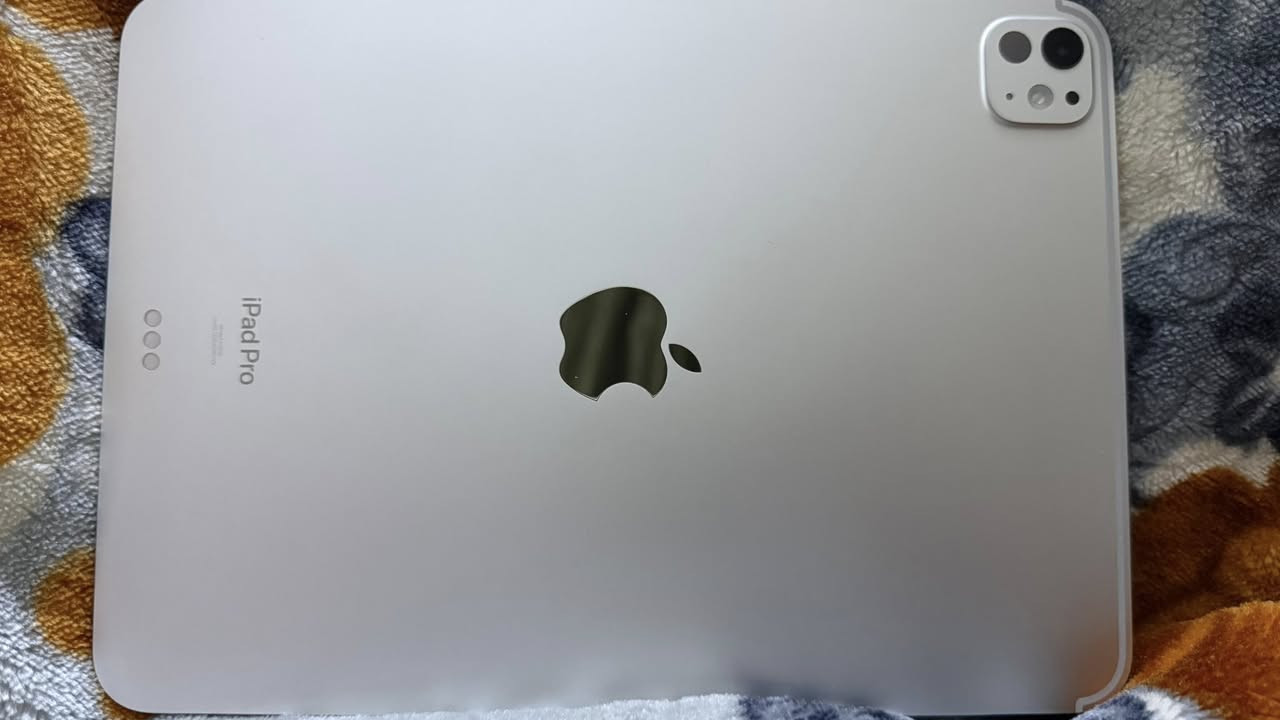 السلام عليكم
ايباد برو 11 معالج m4
بطارية 🔋 94 عدد دورات الشحن 171
ذاكرة 256
كامل كارتونة وملحقات بيه بس هاي النقطه زغيرة كلش بطرف الشاشة موضحها بالصورة ما مأثرة ابد لا على الشاشة ولا على اللمس
السعر 750 وبيه مجال بسيط
تواصل ***********
