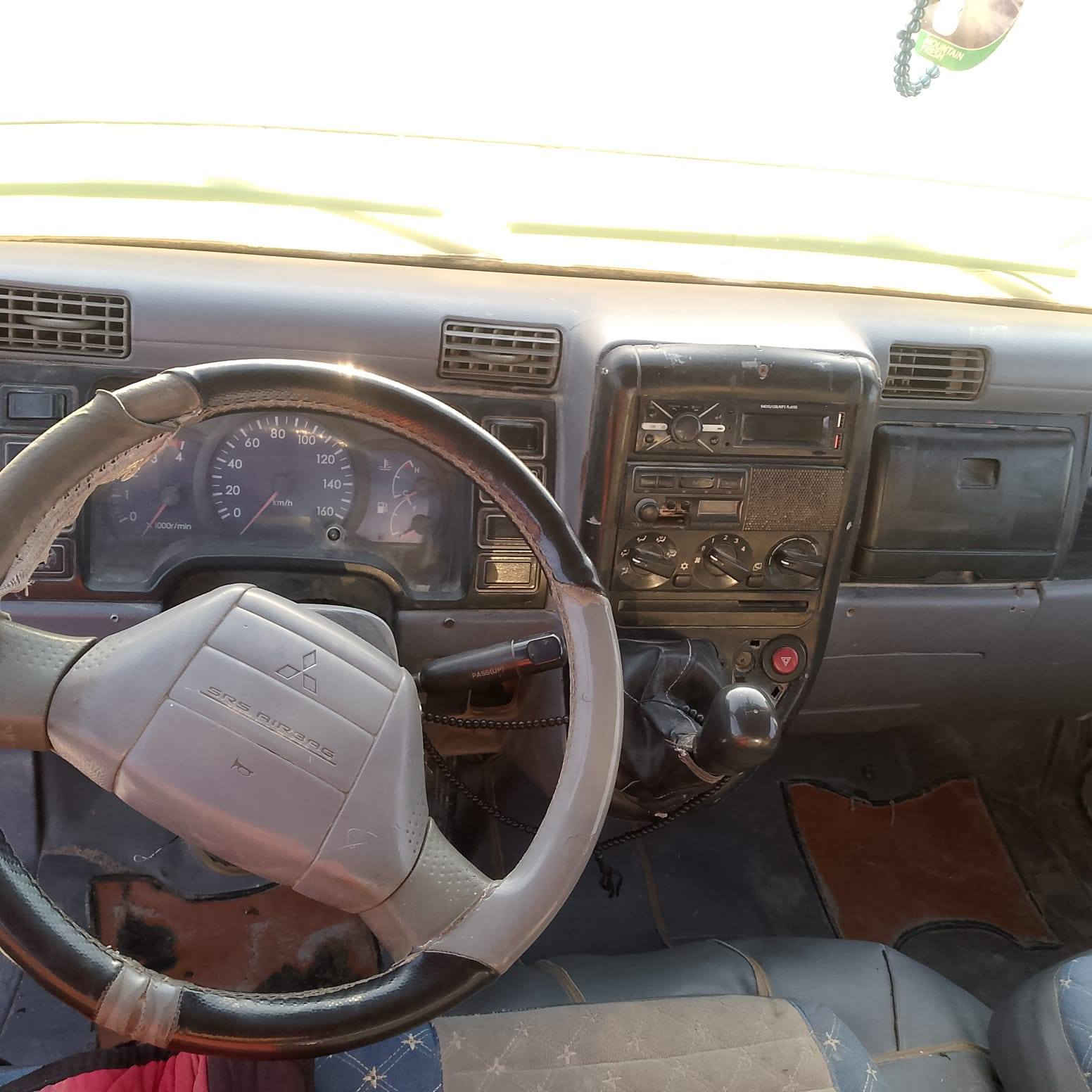 كنتر موديل ٢٠٠٧ مكفوله كفاله عامه مكينه جديده جاهز انه مكلف بالنشر رقم صاحب  السيارة  ***********
