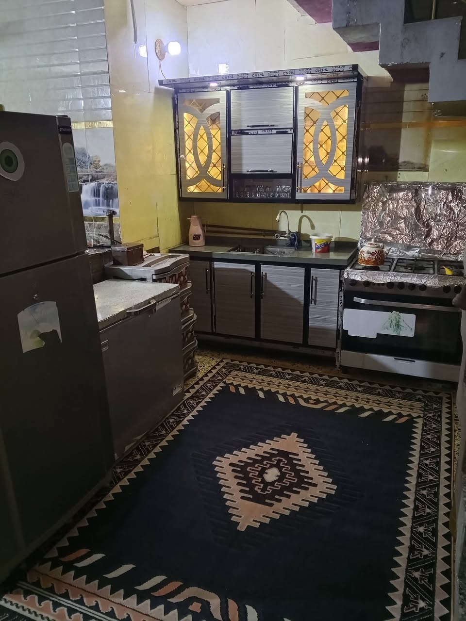 سلام عليكم للبيع بيت 100متر بل طابقبن شعب الزراعي مال ابوحكيم يحتوي على طرمه وستقبال وصاله وغرفه نوم ولطابق الثاني يحتوي على غرفتين نوم اوصاله سعر البيت 160مليون اوبي مجال رقم *********** ادمن تحياتي🥰
