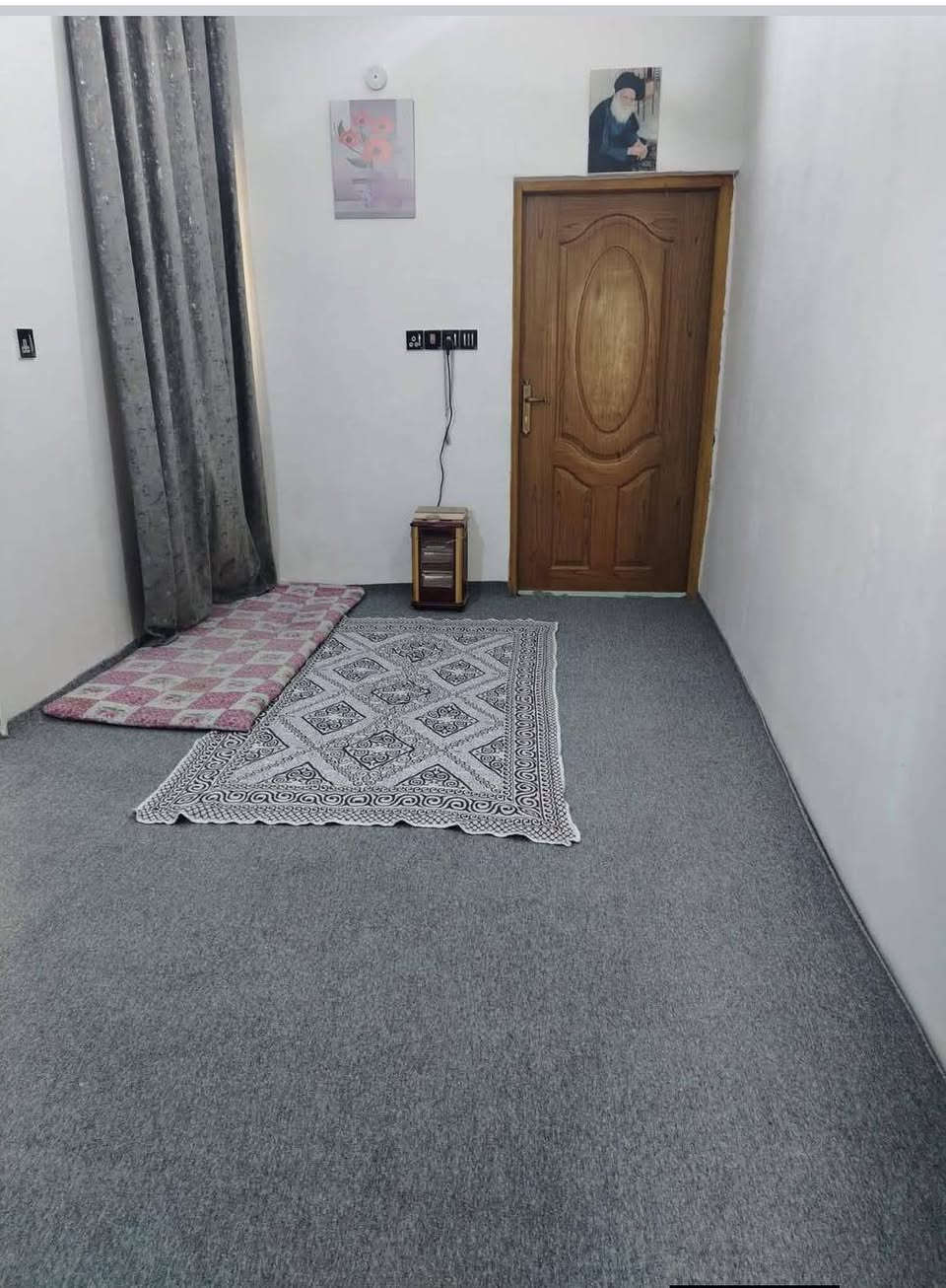 بيت للبيع شارع المطار القديم سعر ١٣  يتكون من غرفه وصاله وداخلها مطبخ  وصحيات وطرمه جبيره ***********
