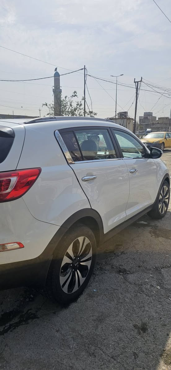 سبورتج 2012 
وارد كوري 
فول مواصفات للاخير 
مكينه ٢٠٠٠ 
ب اسمي سيارة رقم بغداد 
صدر جديد 
تخم تاير جديد 
دوشمه جديد 
ميزانيه وبلنص جديد 
كير مكينه بلادي و مكفولات وخير من لله 
تحويل ثاني يوم 
سيارة جاهزة من كلشي 
سعر ١٢٥


**إذا كنت صاحب هذا الإعلان وتريد حذفه لأي سبب، رجاءا أرسل رسالة إلى الدعم الفني**