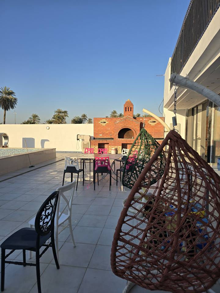 استراحه للايجار اليومي او شاليه استراحه للايجار اليوميه السعر 80 عدا يوم الجمعه هنالك مسبح كبير الكبار والصغار اخر هنالك غرف عديده ومطبخ وصحيات 
***********
الكوفه النجف حي الصوب الصغير النجف, العراق
