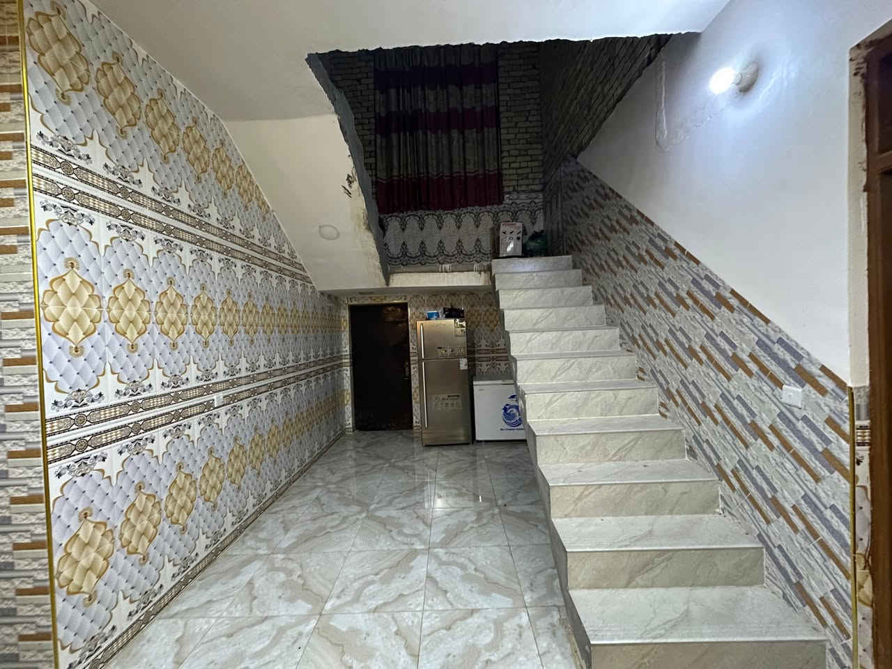 سلام عليكم

تحية طيبة

بيت للبيع في الجوت قرية الزهراء مقابيل ملعب التارتان

ثالث بيت عن الشارع العام مساحة ٦٠٠ متر 

يحتوي على استقبال 4*8

وصالة 4*8 لحد الدرج 

وغرف عدد 2 مساحة 4*5 

ومطبخ 4*5

وصحيات داخلية وخارجية 

البناء طابوق جمهوري

بيت بناء حديث متعوب عليه 

للأستفسار التواصل مع الرقم 

 ***********
