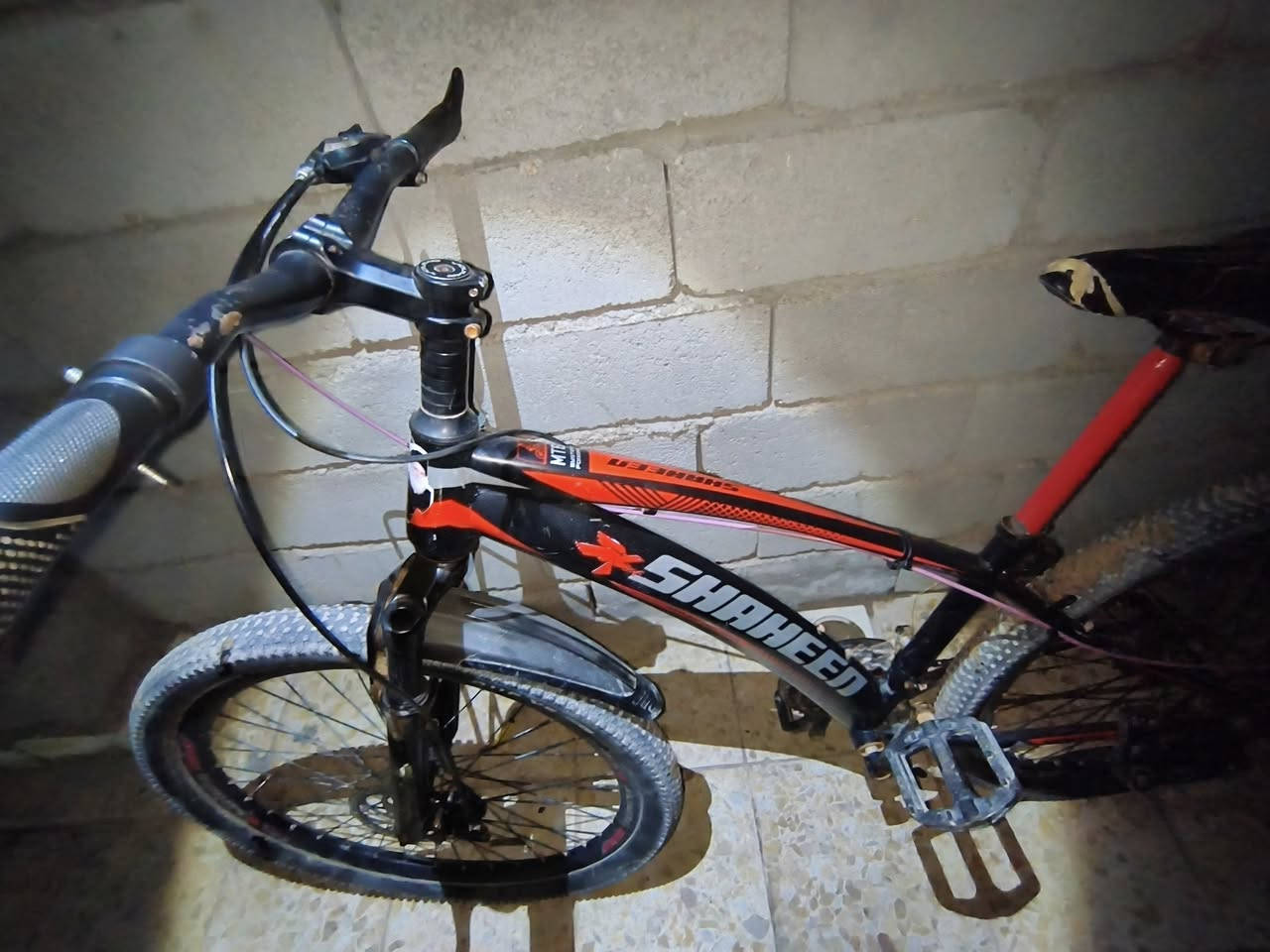 سلام عليكم. 
باسكل جبلي للبيع نضافه 90%
عقرب شغال7نمر. 
ابريكات شغاله.تايرات نضيفه.. وياله موس. جوابه جديده.. 
شخوط قليله كلش.
سعر150 ألف وبي مجال خير من الله. 
رقمي *********** متوفر واتساب. 
مكاني. نجف/كوفه
