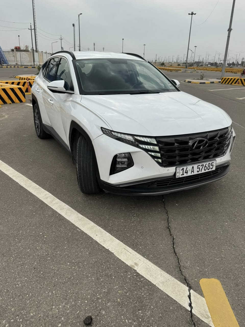 السلام عليكم توسان 2023 خليجي مكفوله من الضربه والصبغ والتبديل بيها طخات ثنين صغار موضحات وشخطين خفيفات رقم بصره الجديد نص فول بصمه دخول ذكي حساسات امامي خلفي شاشه كبيره داخل اسود مكينه 2000 ماشيه 49 الف كيلو متر جاهزه اي نقص مابيها مكاني ميسان العماره السعر 200$ وبيها مجال للاستفسار اكثر 
***********
