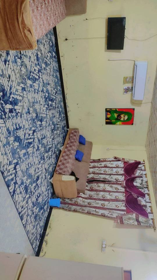 سلام عليكم 
بيت حواسم للبيع في الامن الداخلي 
البيت يتكون
غرف نوم 2 
وصاله 6×6 وديوانيه
 ومطبخ
وطارمه ومنور حمام داخلي وخارجي سقف البيت سندويج البيت كله سقف ثانوي مجاري كهرباء البيت جاهز سعر البيت 17  وبي مجال لشراي رقم الهاتف *********** البصرة, العراق
