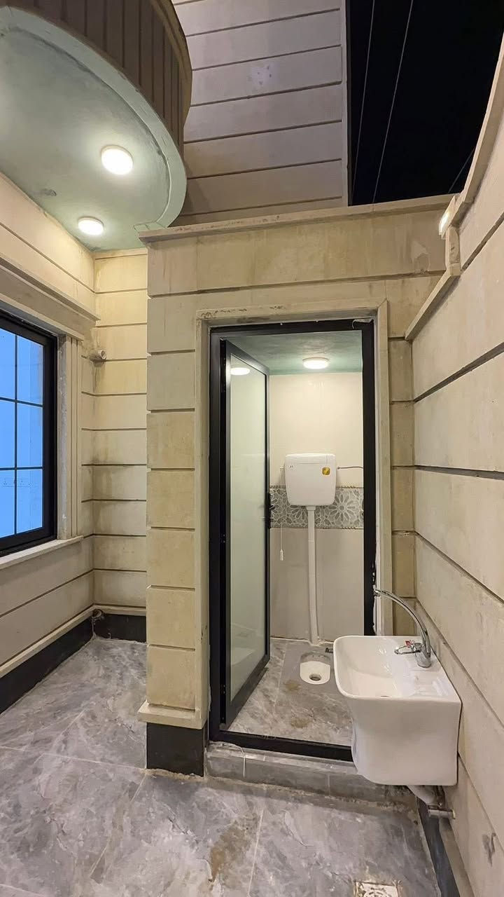 ماشاء الله بسم الله عرض حصري بناء 2026 زيرووووو                                         السلام عليكم 
للبيع دارين تون موقع مميز القادسيه خلف مدينة اللعاب 
مساحه كل دار : 150 متر الواجهه 7 و نص النزال 20 
الدار زيرو 2026 البناء درجه اولى 
مساحه الشارع 20 متر 
يحتوي الدار على : 4 غرف نوم + استقبال + موزع ارضي + مطبخ + صحيات داخليه و خارجيه + موزع طابق ثاني + صحيات طابق ثاني + حجر اخضر 
للاستفسار اكثر مراجعة مكتب علي واحمد للعقار
او مراسلة الصفحه 
او الاتصال على الرقم  ‭0772 305 3973‬#للجميع
