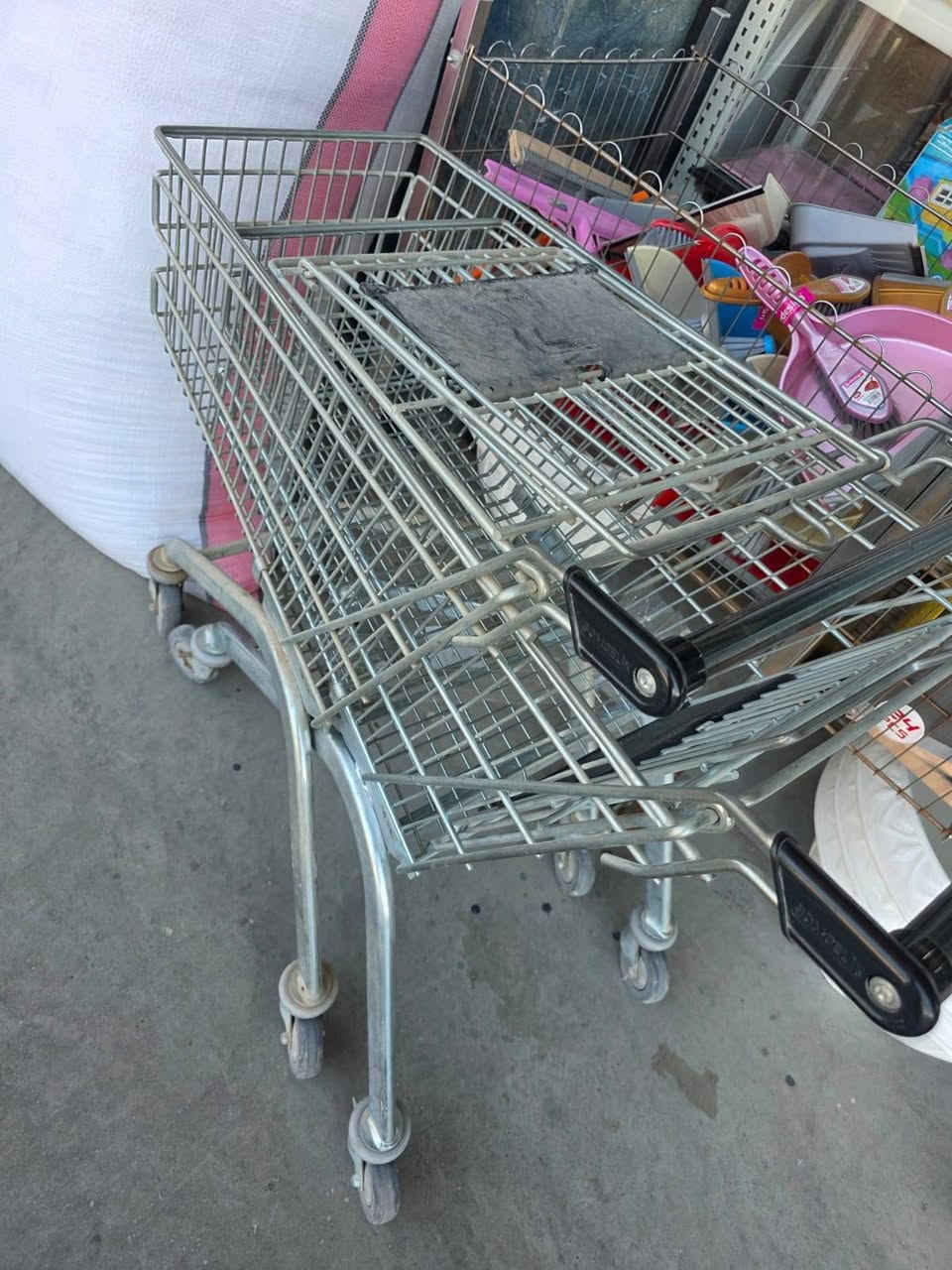 عندي عربانتين دفع نوعيه ثقيله ترهم للمولات والماركتات
المكان برطله 
***********
