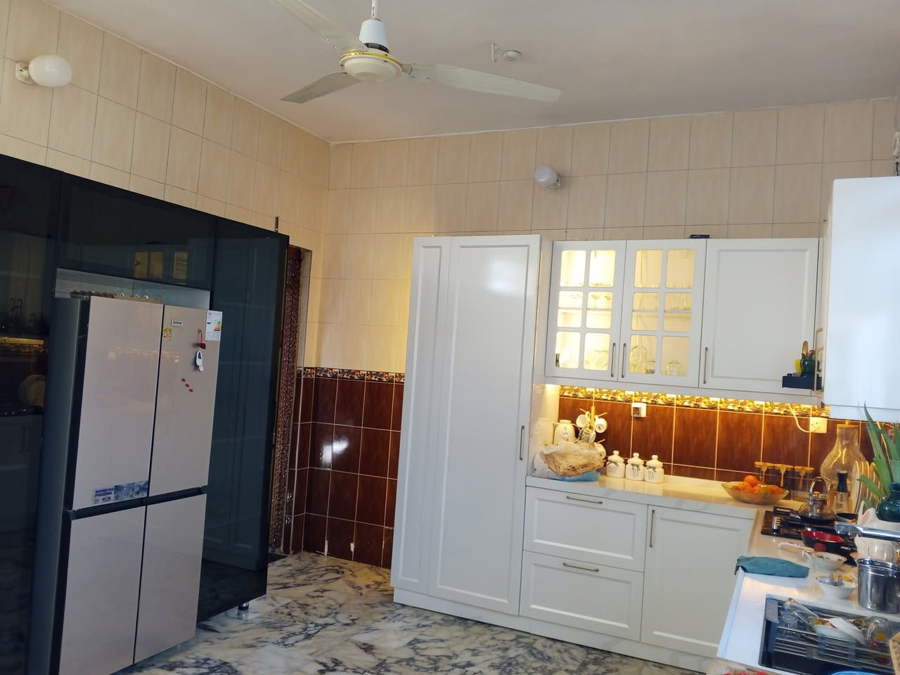 للبيع بيت مساحه 200 متر واجه 10 نزال عشرين البيت كلش جديد نقص واجه فقط العنوان بغداد كوريش قرب علوه الرشيد على خط سريع المربع الذهبي استفسار ***********
