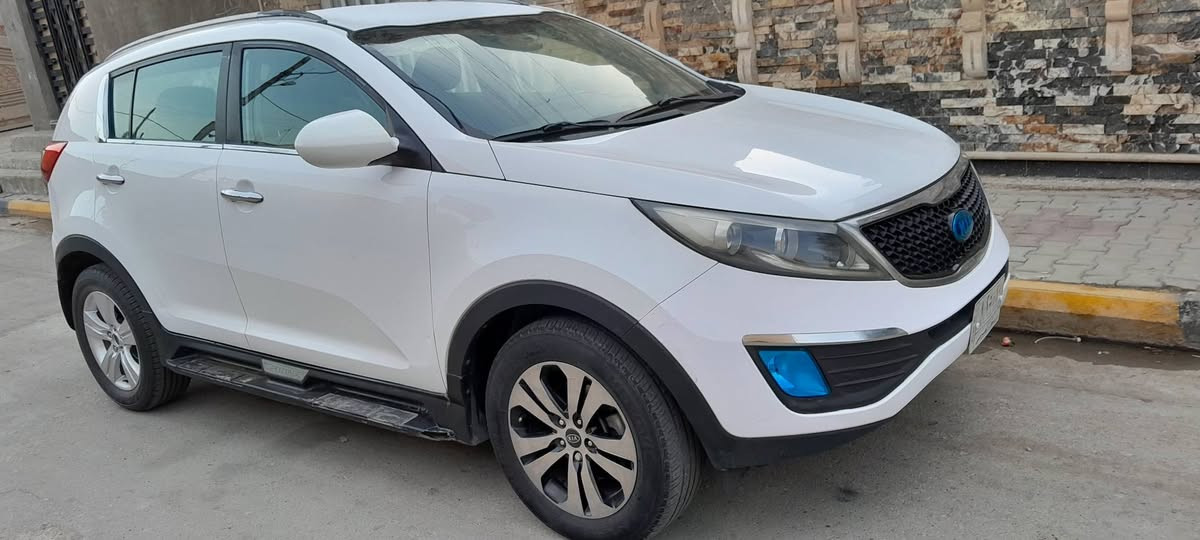 سلام عليكم
سبورتج 2013
خليجي 
محرك 2000
بدون مواصفات 
باب السائق مصبوغ و البقية كفالة

المكان النعمانية 
رقم واسط 
السنوية هذا الأسبوع تنتهي 
***********
