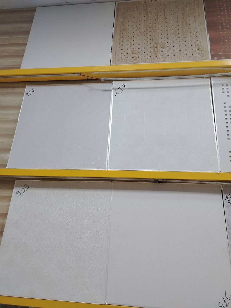 عمل وبيع جمله ومفرد كافه أنواع الديكور واصباغ ورق جدران سقف ثانوي تغليف جداري بديل الخشب وبديل رخام لاصق جدران اتصل واتساب *********** يوجد خدمة توصيل
