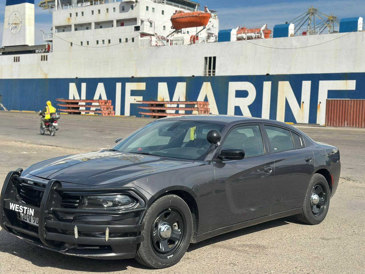 السلام عليكم للبيع جارجر موديل23 اصل النداء الاخير بوليسي استخبارات حادث بنيد فقط ومبدل نفس لون ابلادي رقم بغداد مميز باسمي 270 وبيها مجال ماشيه40 الف 
للاستفسار *********** البصرة, العراق
