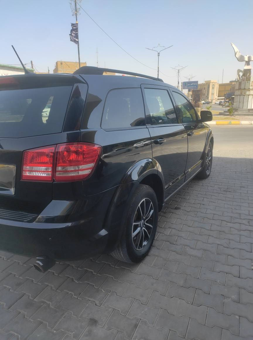 السلام عليكم 
دوج جورني موديل 18 بلاك توب اصل 
سيارة نظيفه جدا تخم تاير جديد حدادية جديدة ادامة كاملة ثلاث قطع تبريد 7راكب محرك 4 مكان السماوة المركز 
***********
حادث كما موضح بالصور السماوا, المثنى
