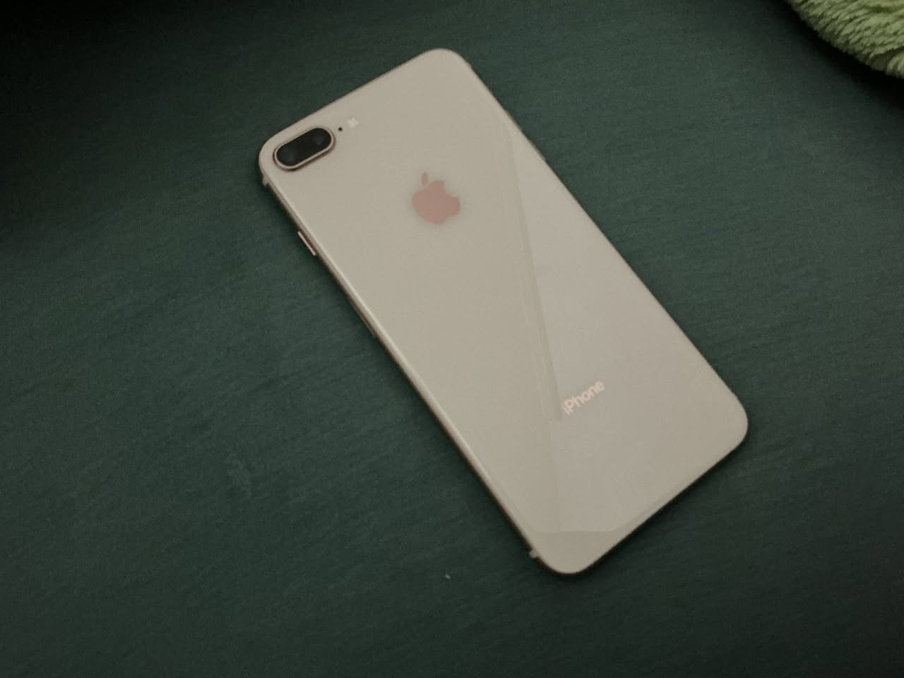 للبيع آيفون 8 بلس لون ذهبي، الجهاز شد بلاد وغير مفتوح نهائياً (جميع القطع أصلية). الملحقات: الكرتونة الأصلية موجودة. نسبة البطارية 73% (أصلية ولم تستبدل). نظافة الجهاز ممتازة جداً باستثناء ضربة بسيطة جداً على الحافة موضح بالصور ولا تؤثر على الأداء. البصمة والشاشة والكاميرات تعمل بامتياز. السعر 110 ألف وقابل. المكان: بغداد الشعب 
للتواصل واتساب ***********
